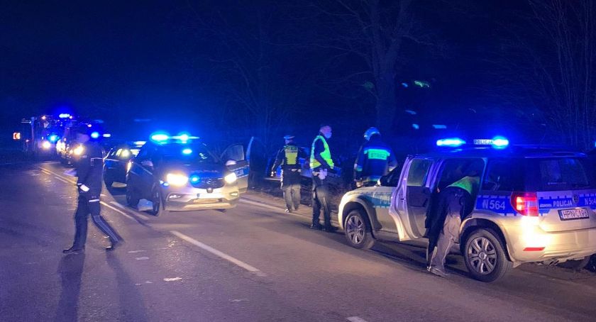 Policjanci podczas pościgu zepchnęli samochód na pobocze. Przypłacili to zdrowiem 