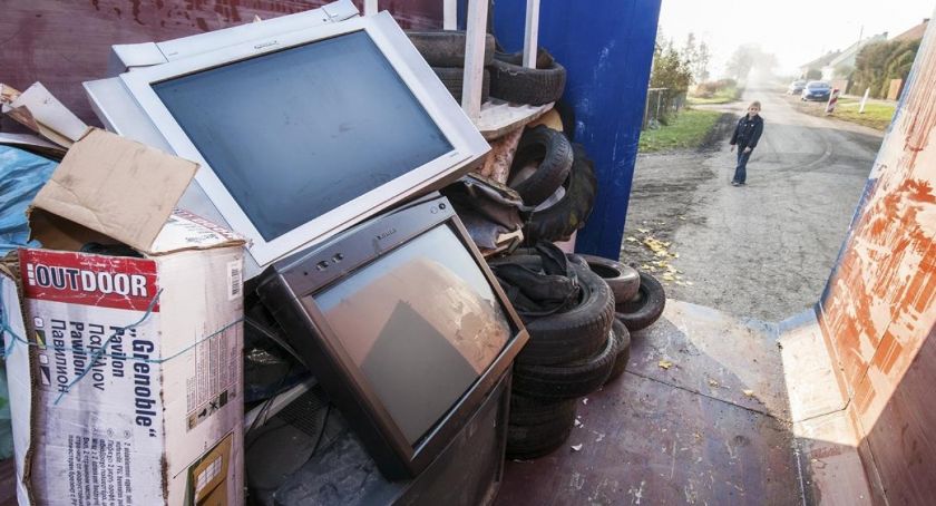 Mobilna zbiórka odpadów problemowych w gminie Świecie. Gdzie i kiedy będą odbierane? [HARMONOGRAM]