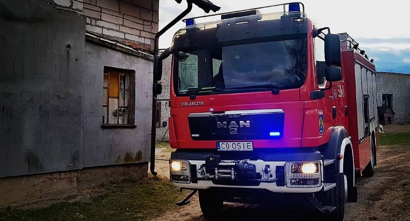 Interwencja strażaków w miejscowości Wierzchy. Paliła się piwnica
