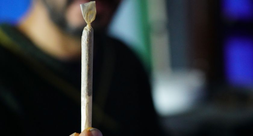 Zapalił skręta w samochodzie i  nakryli go mundurowi