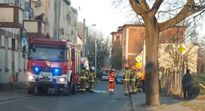 Pożar w kamienicy. Lokator mieszkania nic o tym nie wiedział, zainterweniowali sąsiedzi