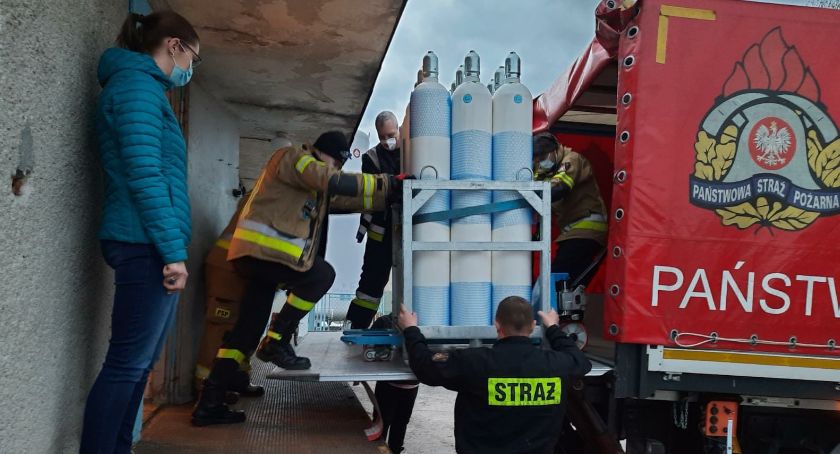 Strażacy pomagają w walce z pandemią. Ostatnio dowozili tlen do szpitala