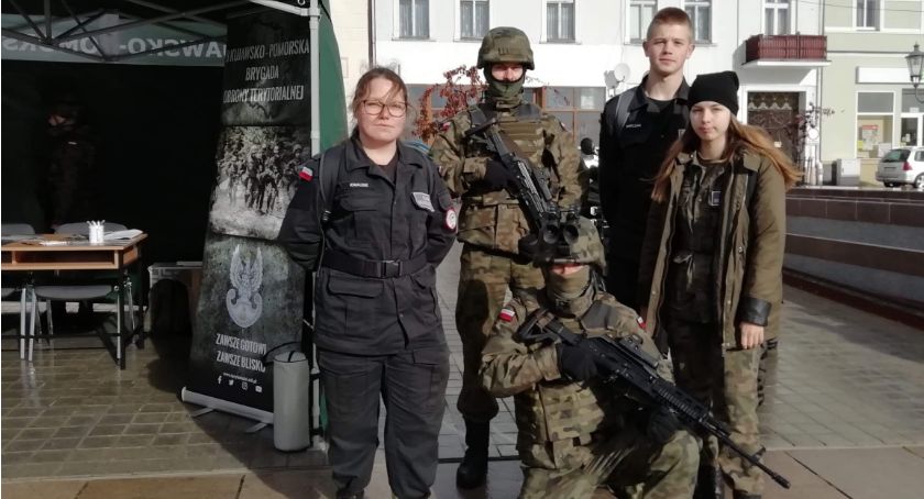 Menedżer promuje aktywny styl życia i zachęca młodzież do nauki w tym kierunku. Szkoła świętuje swój jubileusz