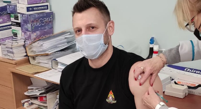 Druga tura szczepień strażaków. Wśród zaszczepionych komendant PSP w Świeciu