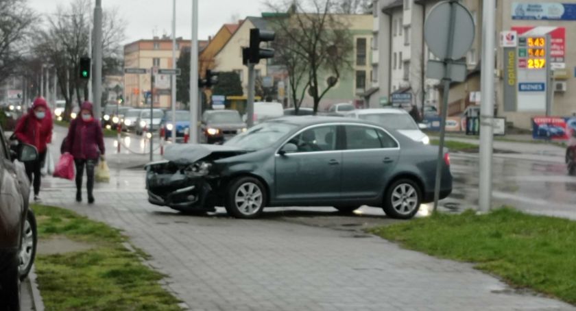 Stłuczka na skrzyżowaniu w Świeciu. Na miejscu policja, pogotowie i straż pożarna