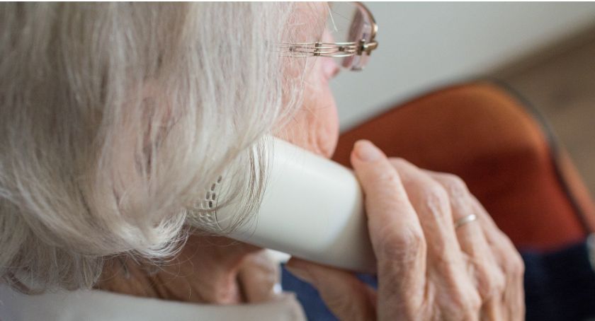 Seniorzy z Lniana dostaną bransoletki życia. Ruszy też pomoc sąsiedzka