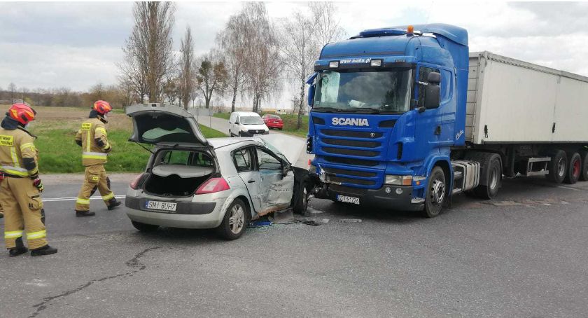 Ciężarowa scania uderzyła w bok osobowego renault. Cztery osoby trafiły do szpitala