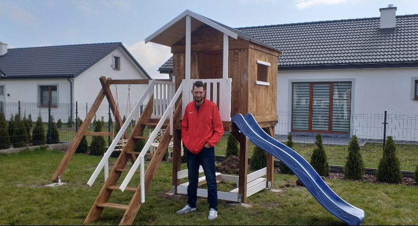 Dawid Adrych tworzy drewniane meble i domki. Swoje produkty sprzedaje w całej Polsce  