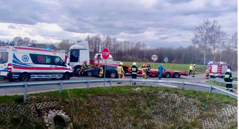 Wypadek w Ernestowie. Cztery osoby ranne, w tym dwoje dzieci