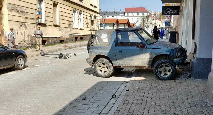 Kradzionym samochodem wjechał w mur. Prawie potrącił kobietę przy ul. Batorego w Świeciu [ZDJĘCIA]