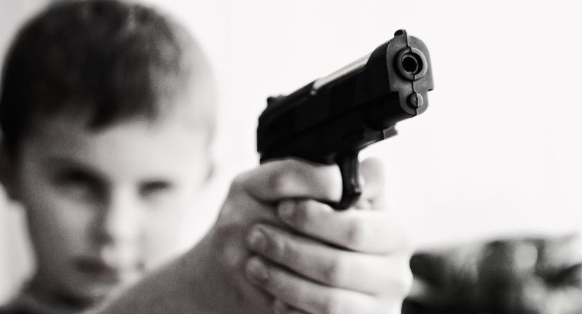 Policja na placu zabaw przy SP 8 w Świeciu. 16-latek celował do 13-latka