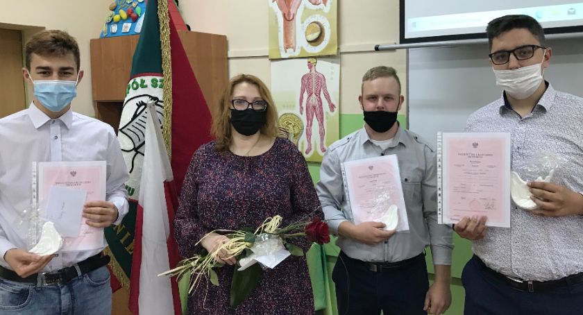 Dziś maturzyści pożegnali szkoły. Zobaczcie zdjęcia z Menedżera i ZSP 