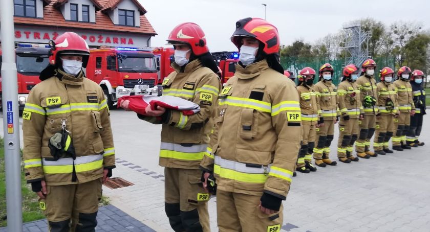 Uroczysta zmiana służby z okazji Dnia Flagi Rzeczypospolitej Polskiej w KP PSP w Świeciu [ZDJĘCIA]