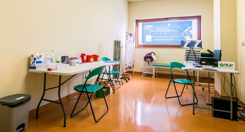 Pierwszy dzień szczepień na hali w Świeciu. Dotarły inne szczepionki niż zapowiadano
