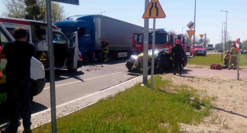 Wypadek przy szpitalu. Samochód osobowy zderzył się czołowo z ciężarówką
