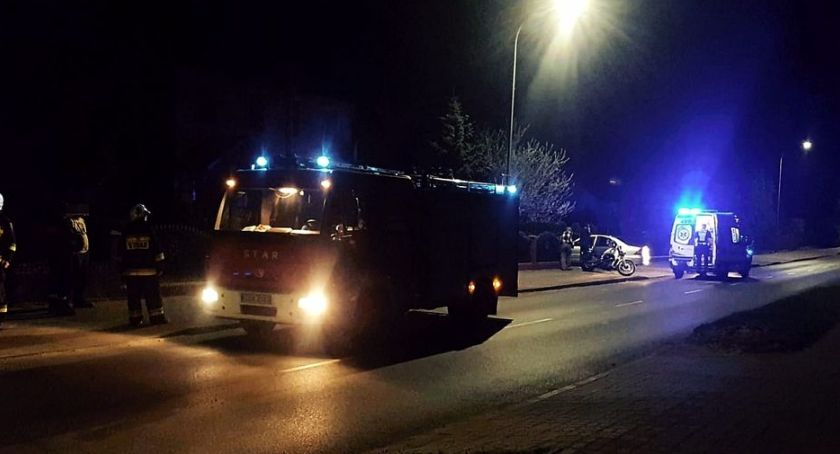 Motocyklista trafił do szpitala po zderzeniu z osobowym oplem. Obaj kierowcy wyprzedzali 