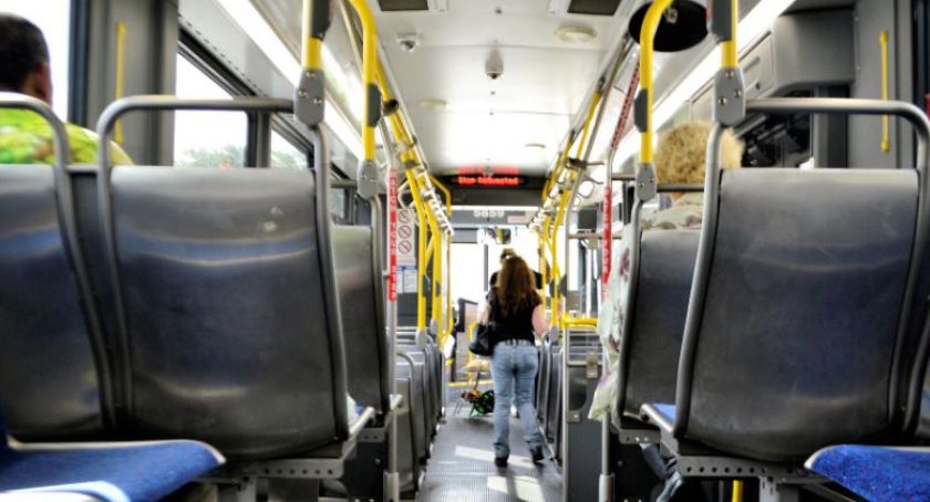 Wracają kursy powiatowych autobusów. Były zawieszone przez pandemię