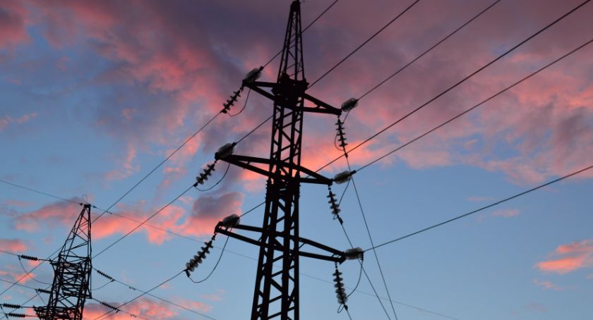 Piorun uderzył w słup energetyczny. Interweniować musiała straż pożarna