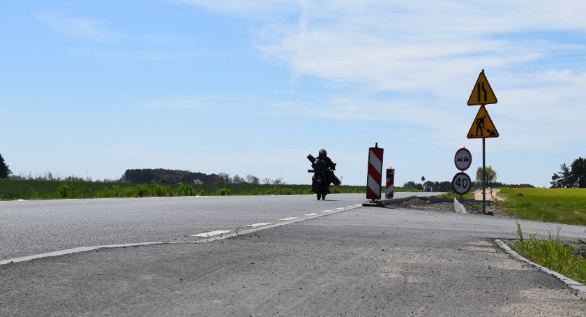 Ścieżka rowerowa kończy się w połowie drogi powiatowej. Co dalej z inwestycją?
