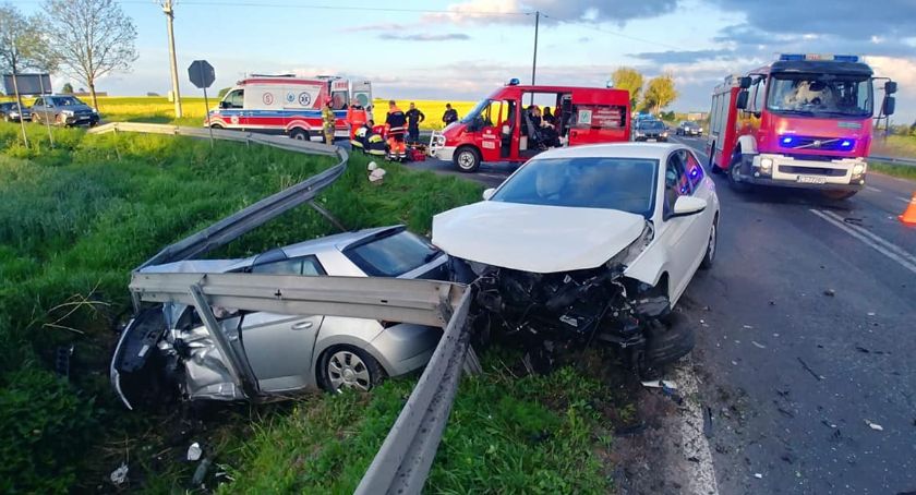 Zderzenie dwóch samochodów w Plewnie. Są osoby poszkodowane