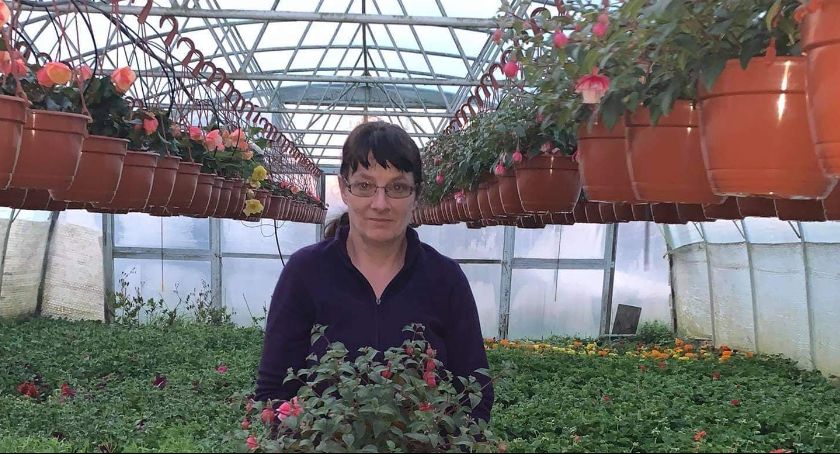 Celina Sobieralska od dziesięciu lat sprzedaje na targowisku na Mariankach swoje warzywa i kwiaty