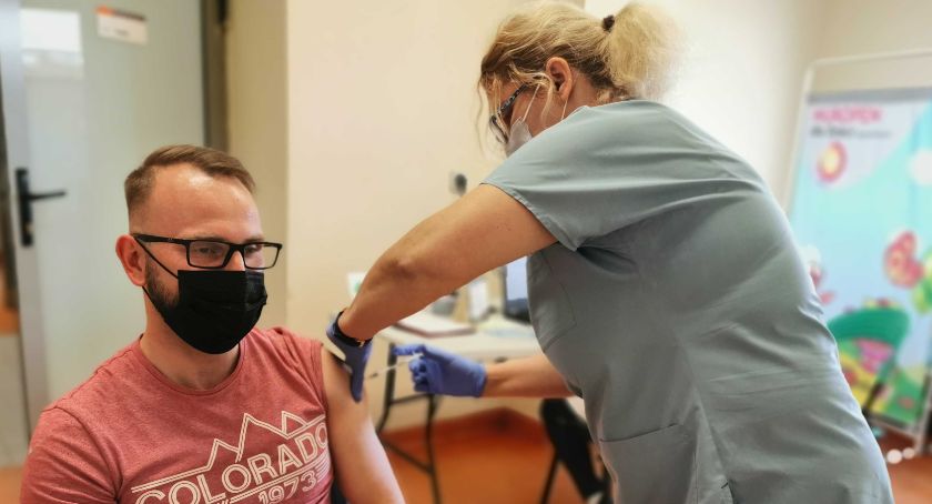 Pierwsi rodzice zapisali swoje dzieci na szczepienia. Na hali w Świeciu jest około 1,5 tys. wolnych terminów na czerwiec