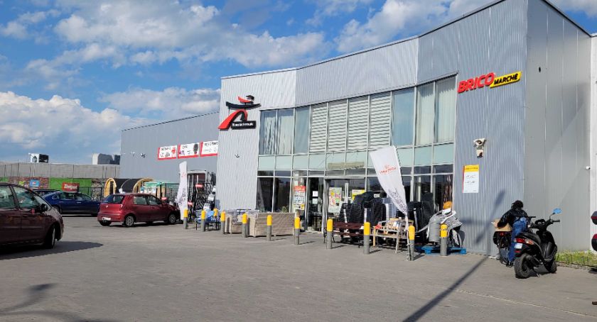 Kierowca renault scenic wjechał w sklep. Klienci wyszli z tego cało