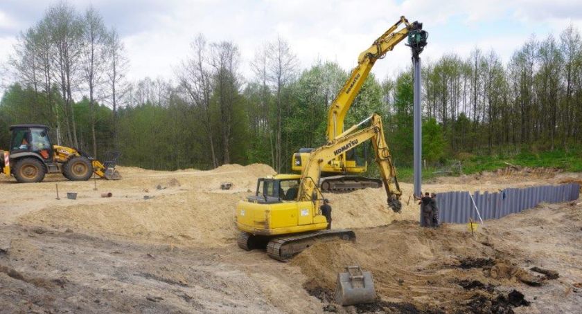 Lasy nieopodal Wierzchów są rozjeżdżane przez ciężarówki. Co się dzieje w leśnictwie Smolarnia?