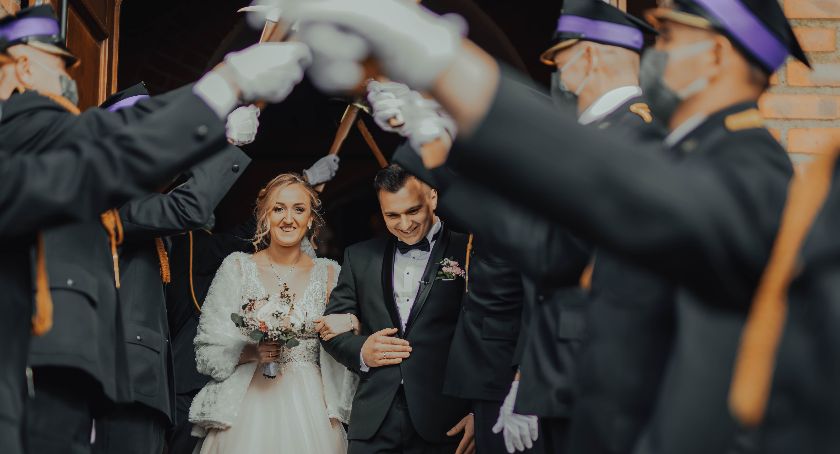 Marta i Mateusz Gierliccy pobrali się w kwietniu, a wesele zaplanowali na lipiec. Miłość w pandemii [ZDJĘCIA]