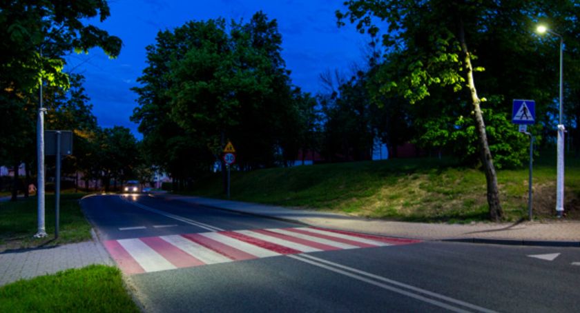Na przejściach dla pieszych w Świeciu robi się coraz jaśniej. Gdzie tym razem zamontowano lampy? [ZDJĘCIA]