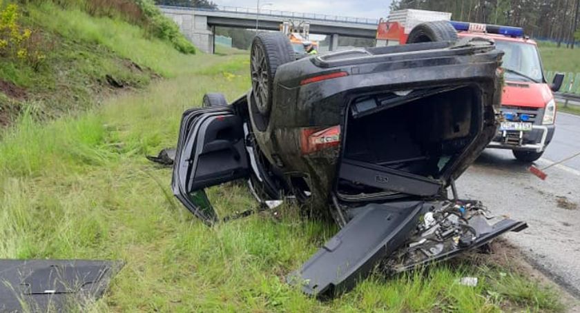 Groźne zdarzenie na autostradzie A1 w powiecie świeckim. Jedna osoba została zabrana do szpitala
