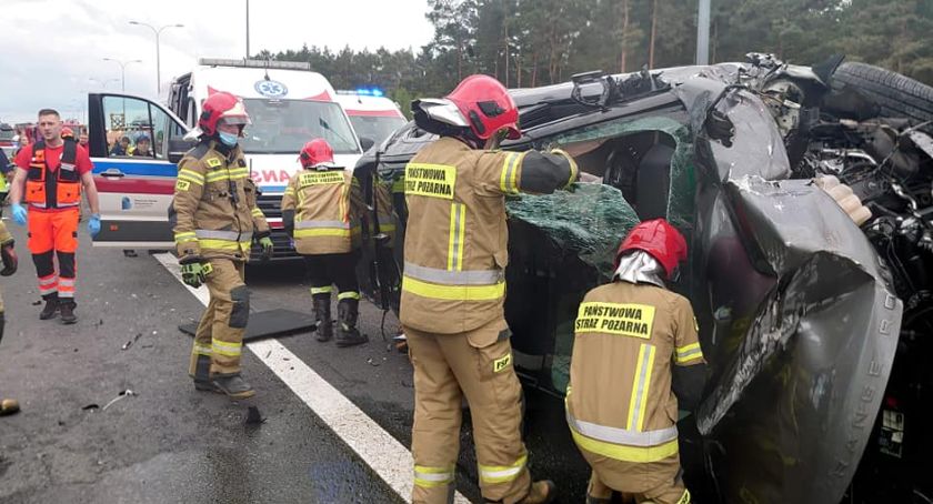 Zderzenie trzech pojazdów na autostradzie A1. Sześć osób trafiło do szpitala [ZDJĘCIA]
