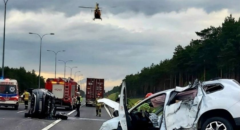 Sprawca piątkowego wypadku na A1 uciekł. 19-latkę do szpitala zabrał śmigłowiec LPR