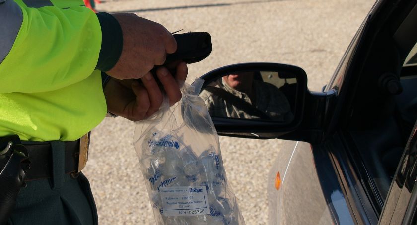 Kierowca iveco był kompletnie pijany. Zatrzymali go policjanci