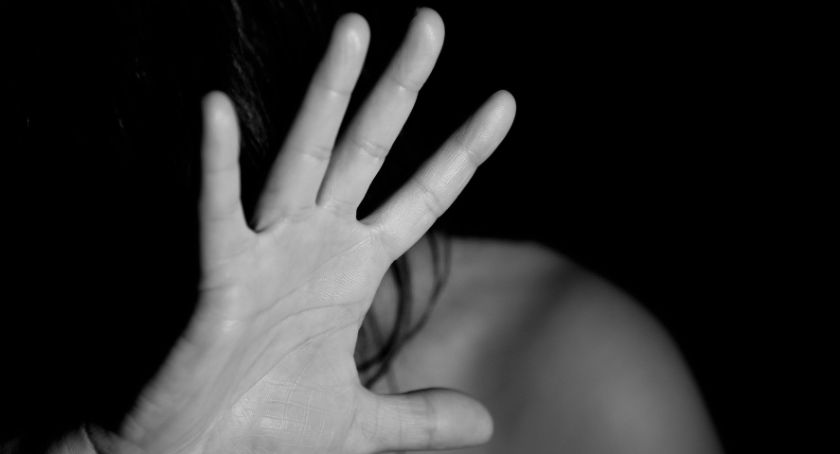 34-latek znęcał się nad partnerką i pasierbicą. Teraz nie może wejść do swojego mieszkania