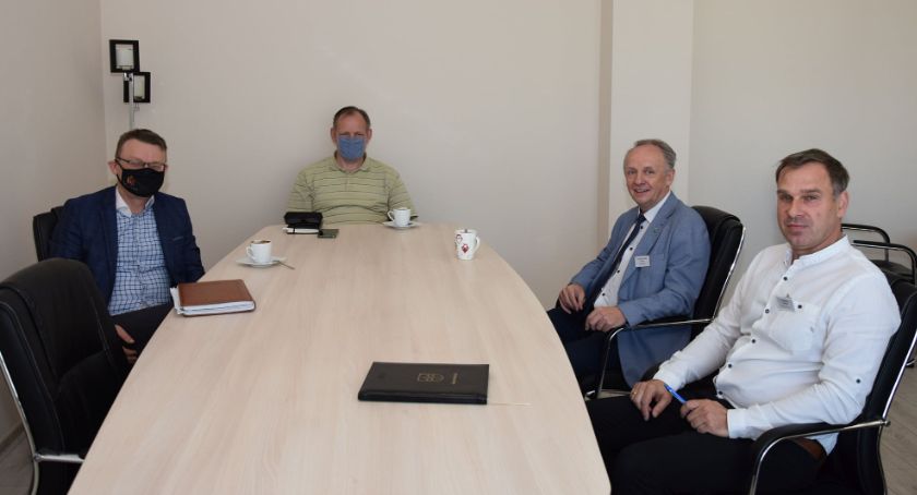 Pruszcz dzieli się doświadczeniami. Mowa o modernizacji oświetlenia ulicznego