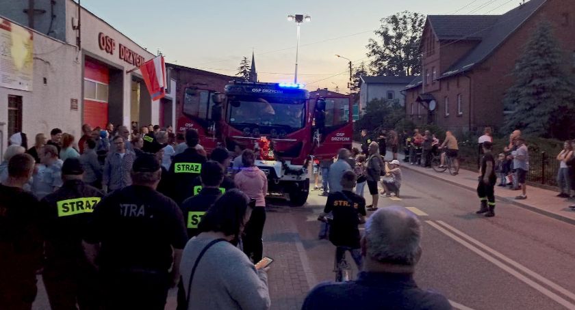 Nowy samochód strażaków z Drzycimia. Hucznie witał go tłum ludzi [ZDJĘCIA]