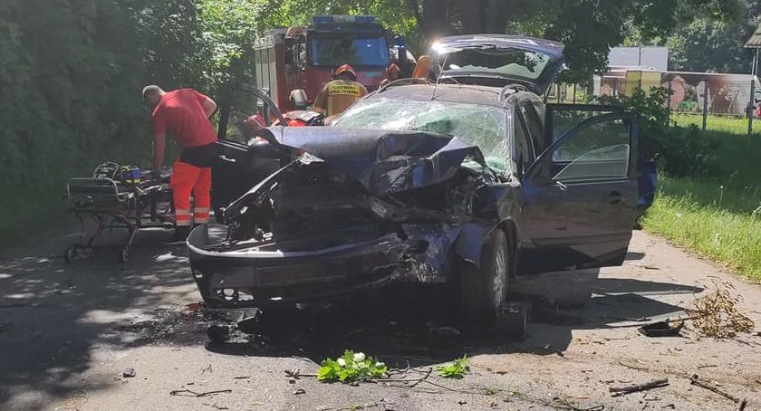 Samochód uderzył w drzewo w Krąplewicach. Niebawem wyląduje śmigłowiec Lotniczego Pogotowia Ratunkowego