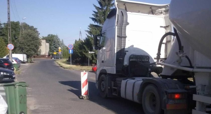 Asfalt w Przechowie zaczął się zapadać. Co dalej z objazdami?