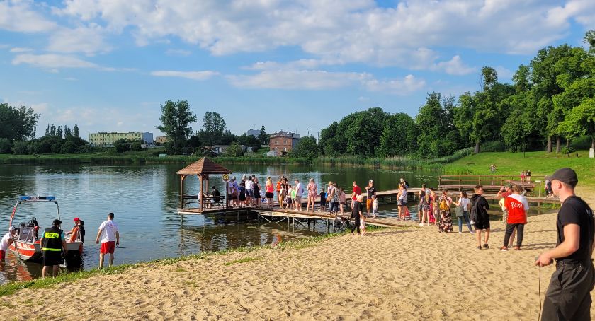 Jezioro Czarownic. Ratownik na plaży od lipca