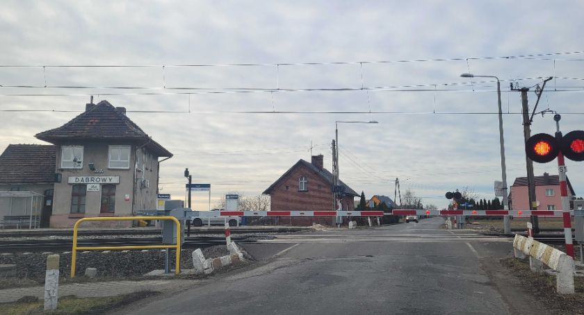 Zderzenie pociągu i samochodu. Jedna osoba jest poszkodowana