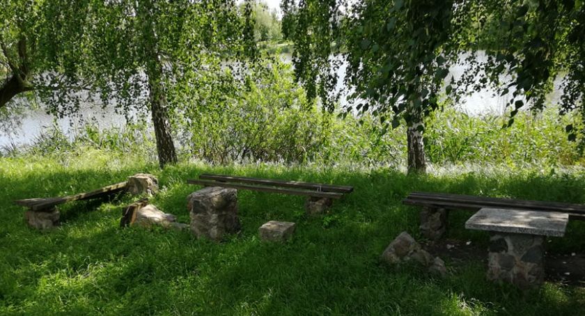 Zdewastowany teren przy jeziorze w Przysiersku. Jakie plany ma gmina?