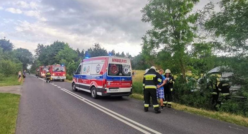 Kierowca volkswagena wypadł z drogi. Zajęli się nim ratownicy z karetki [ZDJĘCIA]