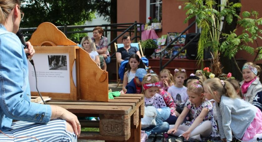 Warsztaty, słuchowiska i zabawy. W Gminnej Bibliotece Publicznej w Lnianie lato zapowiada się ciekawie