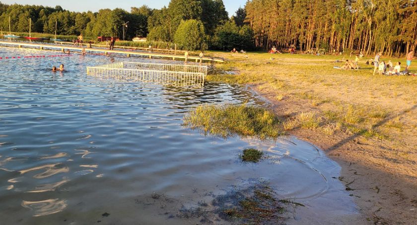 Zarośnięta plaża i brzeg Deczna. Jak ośrodek został przygotowany do sezonu? [INTERWENCJA]