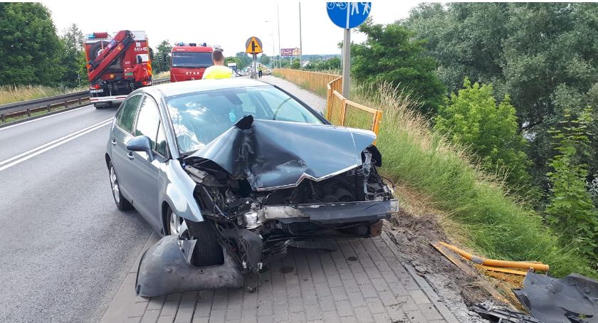 Osobówka wbiła się w bariery i zawisła nad skarpą. Poszkodowani trafili do szpitala