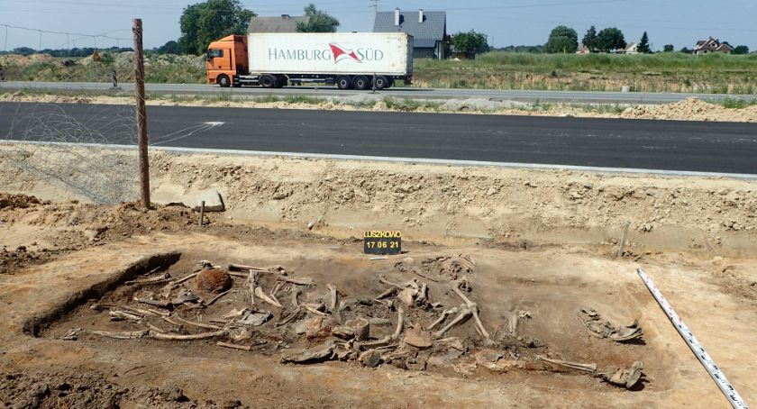Mogiłę przy S5 odkryli drogowcy. Wśród zwłok znaleziono granaty, amunicję i karabin [ZDJĘCIA]