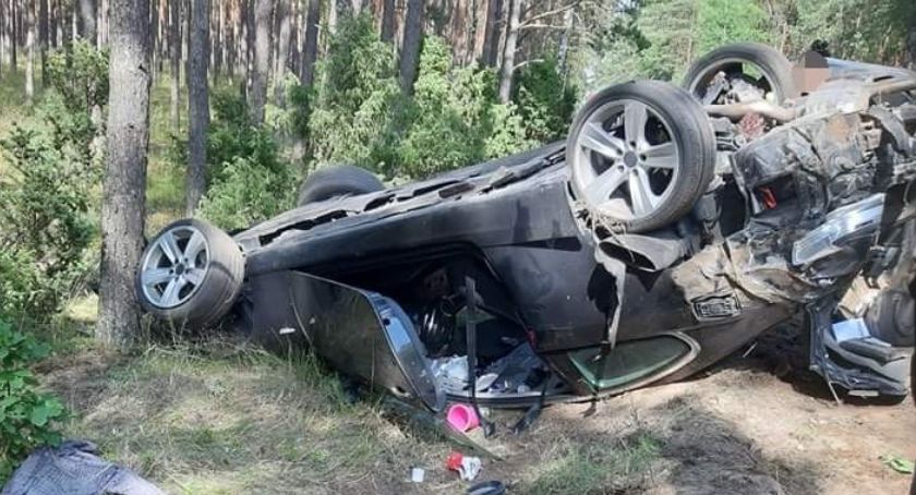 Dachowanie na trasie Osie - Rybno. W bmw jechały trzy osoby 