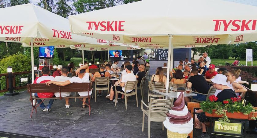 W centrum Pruszcza powstała letnia kawiarenka. Specjalnością są zapiekanki