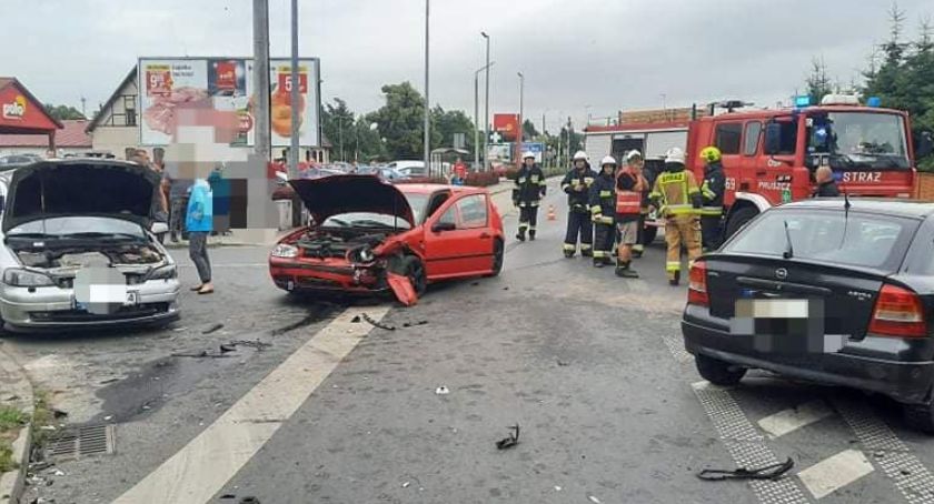 Groźny wypadek w Pruszczu. Zderzyły się trzy samochody [ZDJĘCIA]